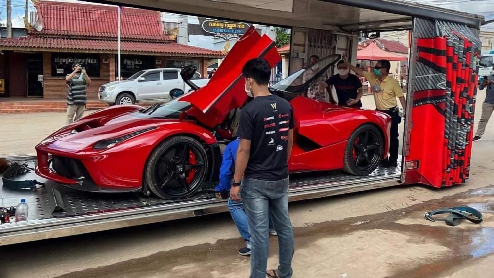 Hình ảnh chiếc siêu xe Ferrari LaFerrari do 1 công ty nhập khẩu xe của người Việt ở Campuchia đứng ra làm công tác vận chuyển Hình ảnh chiếc siêu xe Ferrari LaFerrari do 1 công ty nhập khẩu xe của người Việt ở Campuchia đứng ra làm công tác vận chuyển
