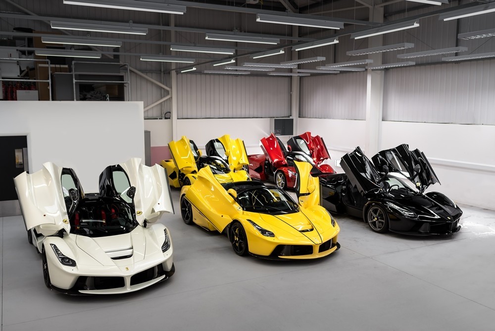 Những chiếc xe Ferrari LaFerrari là niềm ao ước của đại gia thế giới và ở Việt Nam, trong ảnh, chỉ có đúng 1 chiếc xe LaFerrari Aperta màu vàng đỗ hàng đầu tiên, còn lại là bản Coupe Những chiếc xe Ferrari LaFerrari là niềm ao ước của đại gia thế giới và ở Việt Nam, trong ảnh, chỉ có đúng 1 chiếc xe LaFerrari Aperta màu vàng đỗ hàng đầu tiên, còn lại là bản Coupe