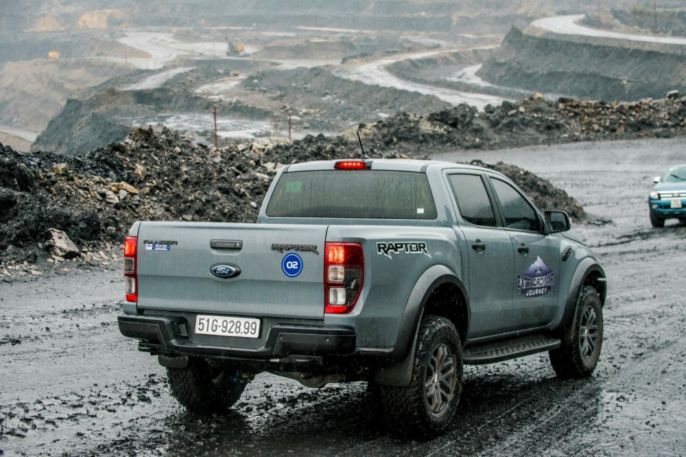 Ford Ranger Raptor có khoảng sáng gầm lên tới 283 mm. Ford Ranger Raptor có khoảng sáng gầm lên tới 283 mm.