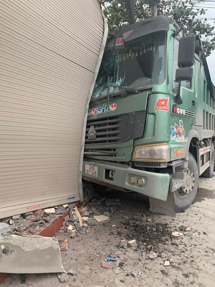 Chiếc xe ben bị hư hỏng đầu xe sau vụ tai nạn Chiếc xe ben bị hư hỏng đầu xe sau vụ tai nạn