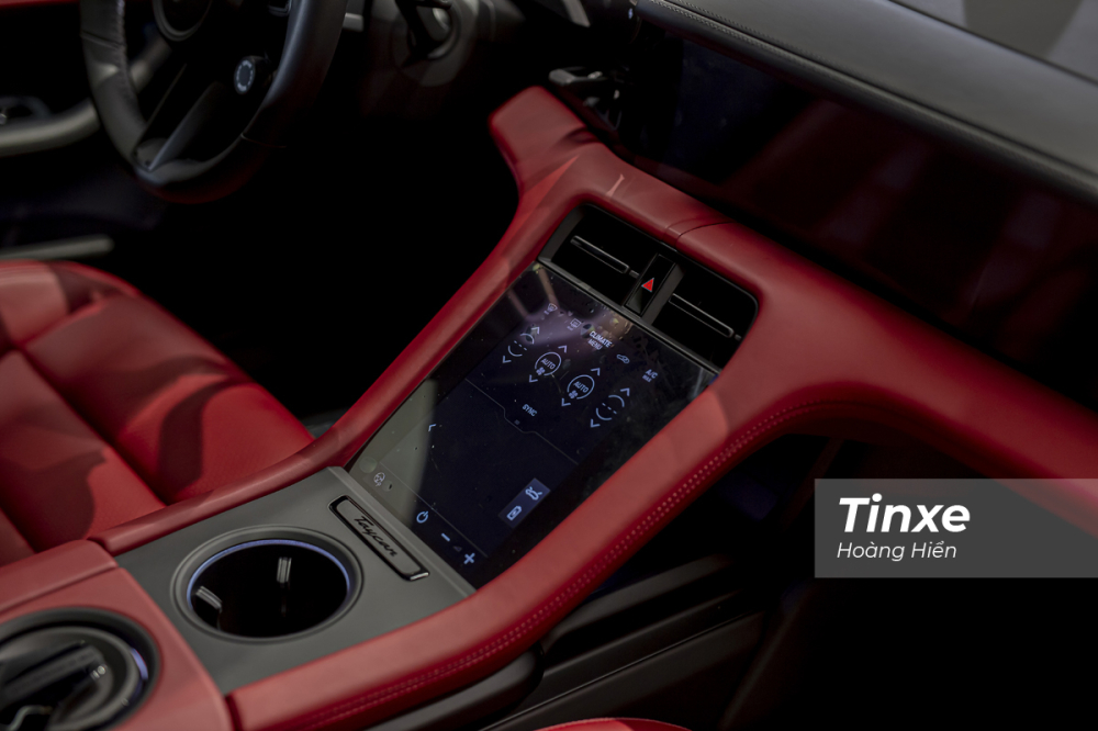 Ngay bên dưới bệ tì tay trung tâm là một màn hình cảm ứng khác hỗ trợ tuỳ chỉnh hệ thống điều hoà của xe cũng như hiển thị các thông tin về pin, sạc của xe.