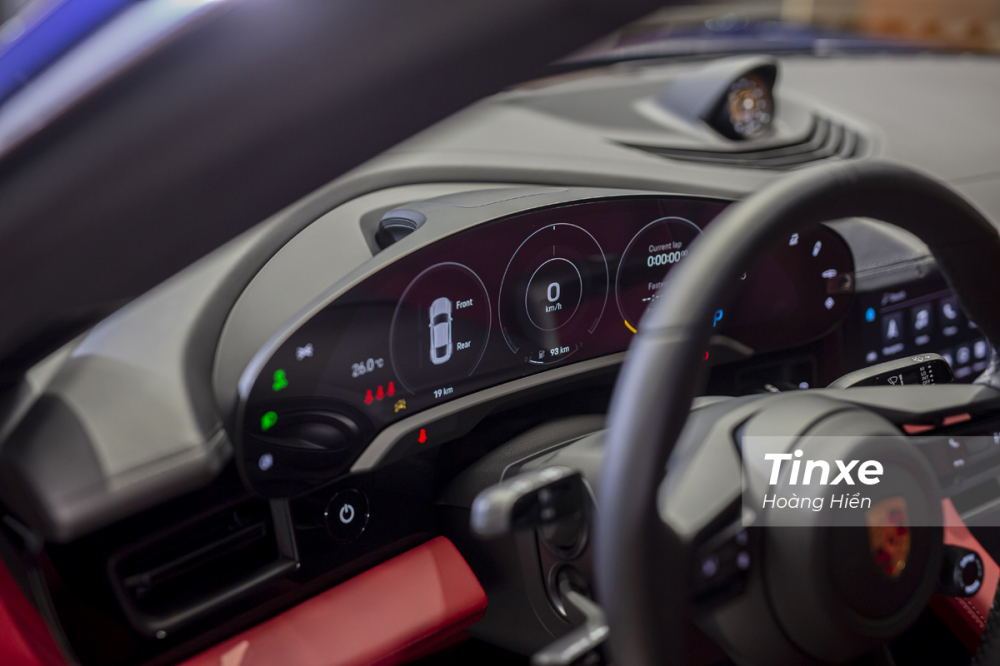 Màn hình hiển thị sau vô-lăng của Porsche Taycan 4S được làm cong tạo cảm giác mới lạ và tăng tính thẩm mỹ cho không gian bên trong xe.