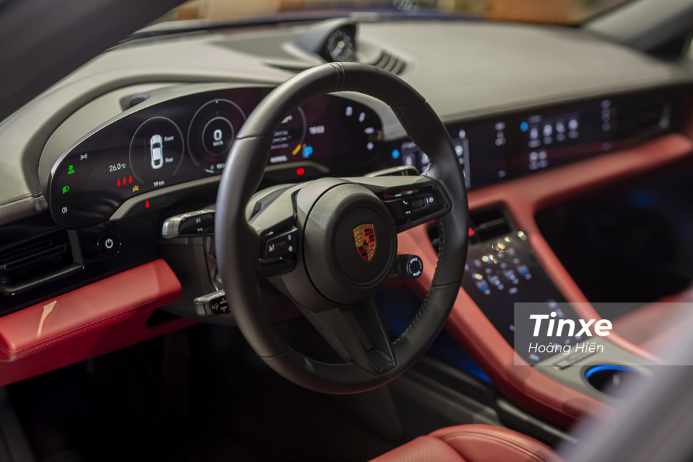 Vô-lăng của Porsche Taycan 4S vẫn rất đặc trưng mang dấu ấn riêng với hàng loạt nút bấm. Trong đó có lẽ nổi bật nhất là núm xoay Drive Mode của gói Sport Chrono Package cho phép có thêm chế độ lái Sport+ đầy hứng khởi.