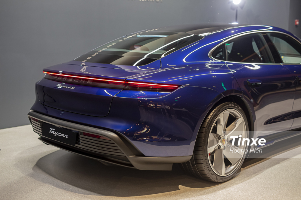 Phần đuôi xe của Porsche Taycan 4S nổi bật với dải đèn LED liền mạch thiết kế thanh mảnh.