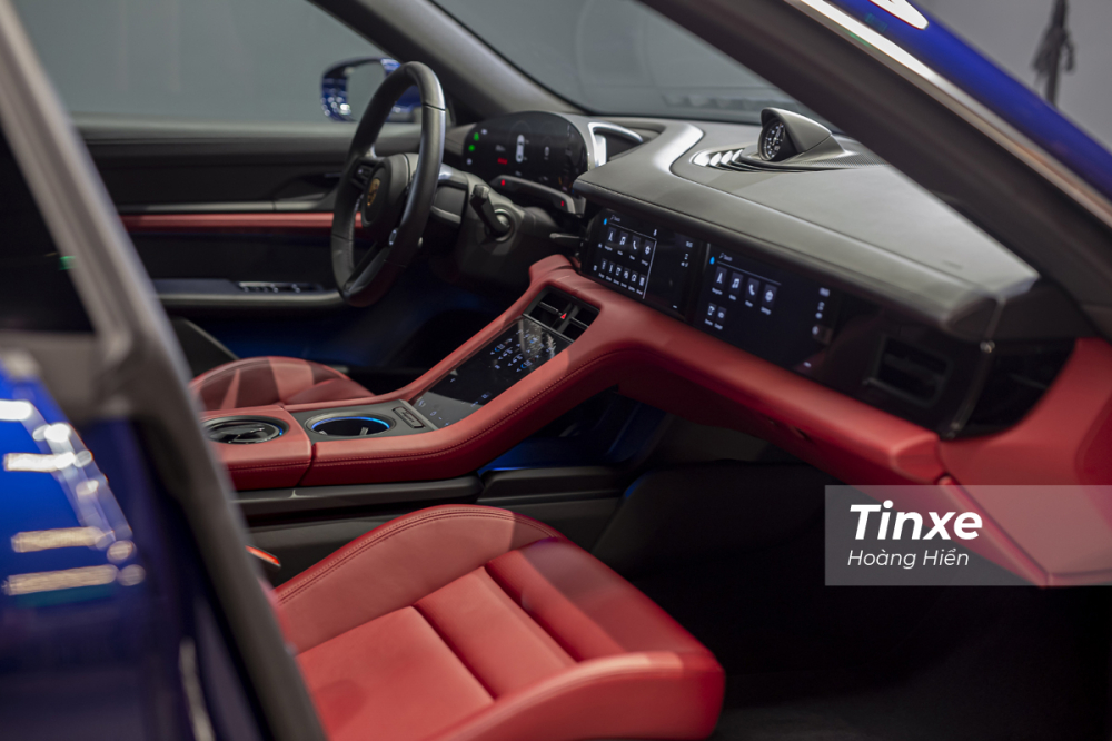 Nội thất bên trong Porsche Taycan 4S đã thay đổi theo ngôn ngữ thiết kế mới hướng tới sự hiện đại, tinh giản và công thái học.