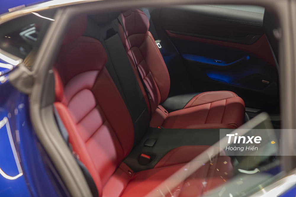 Ghế lái trên Porsche Taycan 4S đều là ghế thể thao. 