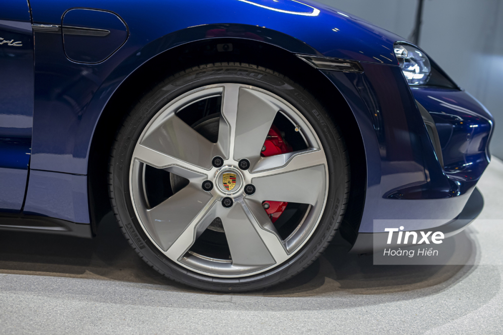 Chiếc Porsche Taycan 4S tại Porsche Center Hanoi đã được nâng cấp lên bộ vành 21 inch mạnh mẽ.