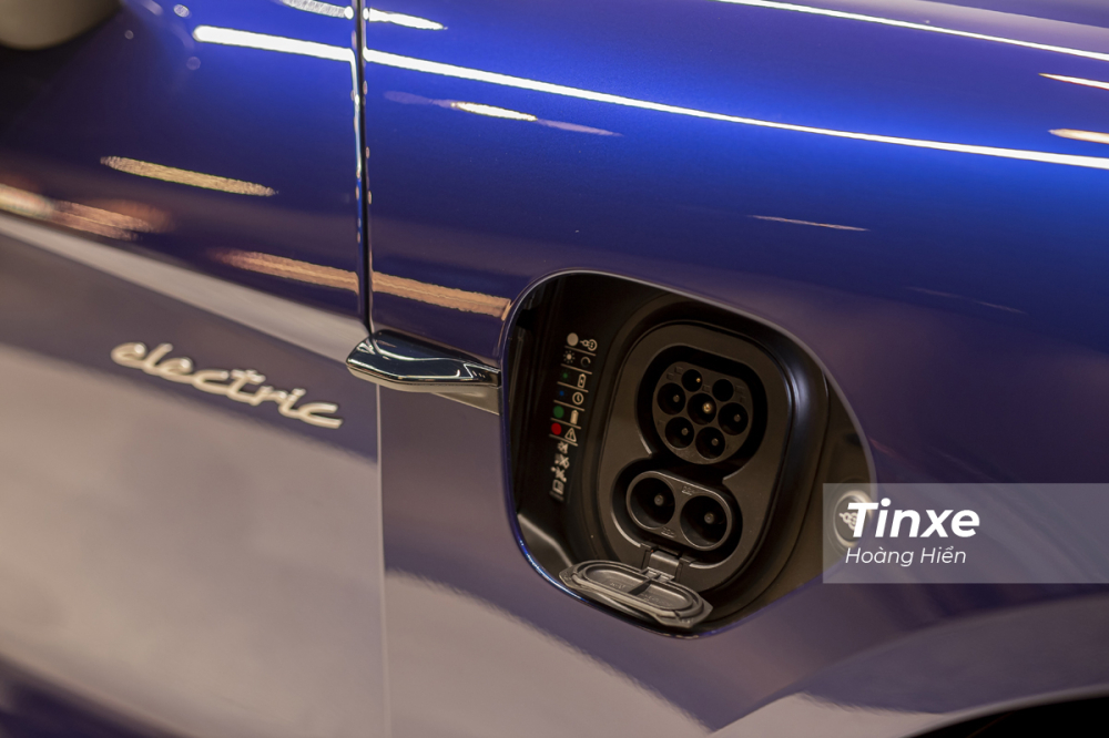 Ở bên cạnh hông xe chính là cổng sạc điện
