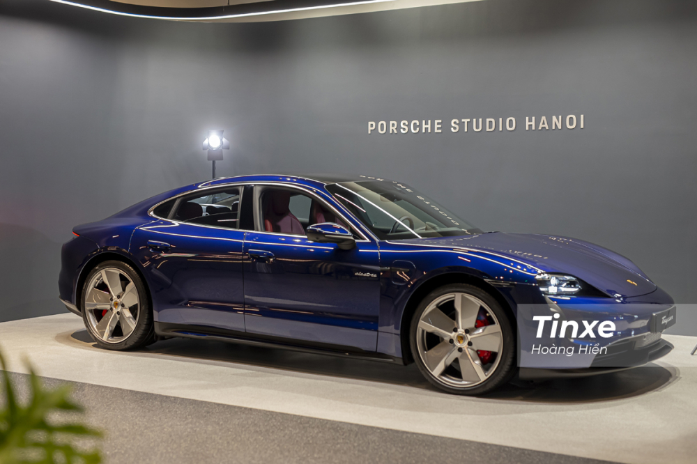 Porsche Taycan 4S sở hữu những đường nét ngoại thất mang đậm chất Porsche và được kế thừa từ những người anh em như Panamera, 911,...