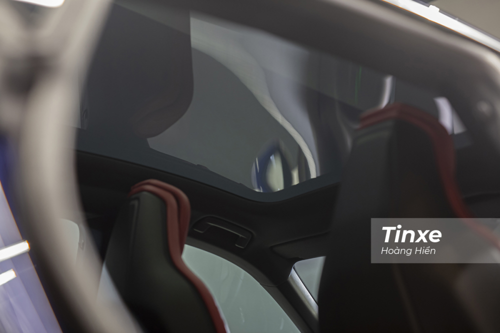 Porsche Taycan 4S còn được trang bị cả trần xe bằng kính giúp tăng sự thoáng đãng cho người ngồi trong xe.
