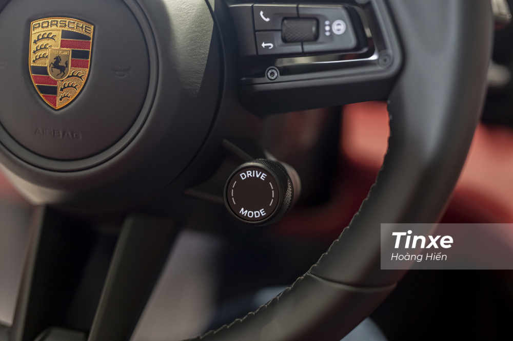 Trong đó có lẽ nổi bật nhất là núm xoay Drive Mode của gói Sport Chrono Package cho phép có thêm chế độ lái Sport+ đầy hứng khởi.
