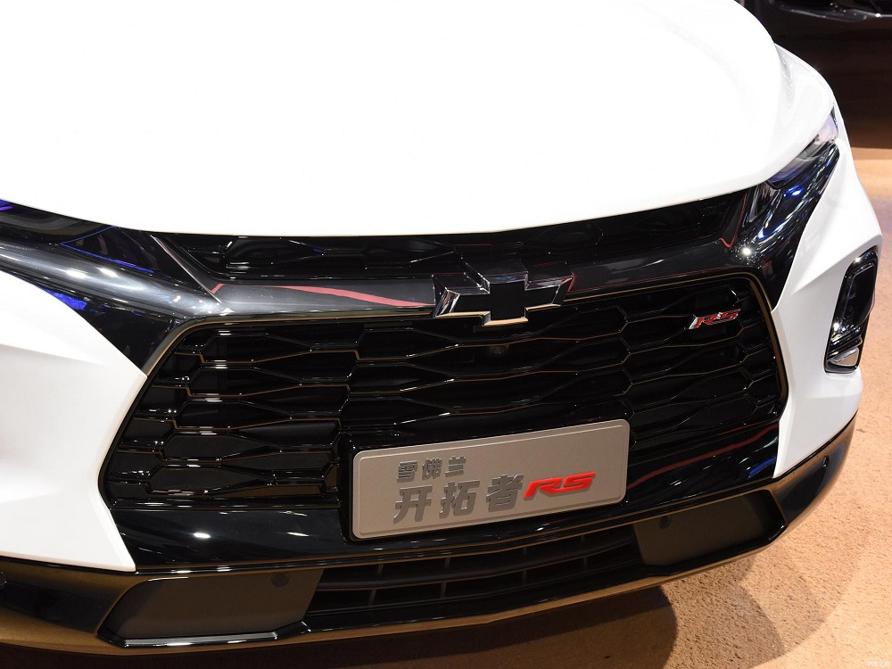 Cận cảnh đầu xe Chevrolet Blazer 48V White Night Edition Cận cảnh đầu xe Chevrolet Blazer 48V White Night Edition