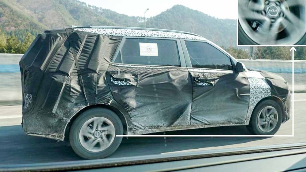 Kia Carens 2022 nhìn từ bên sườn Kia Carens 2022 nhìn từ bên sườn