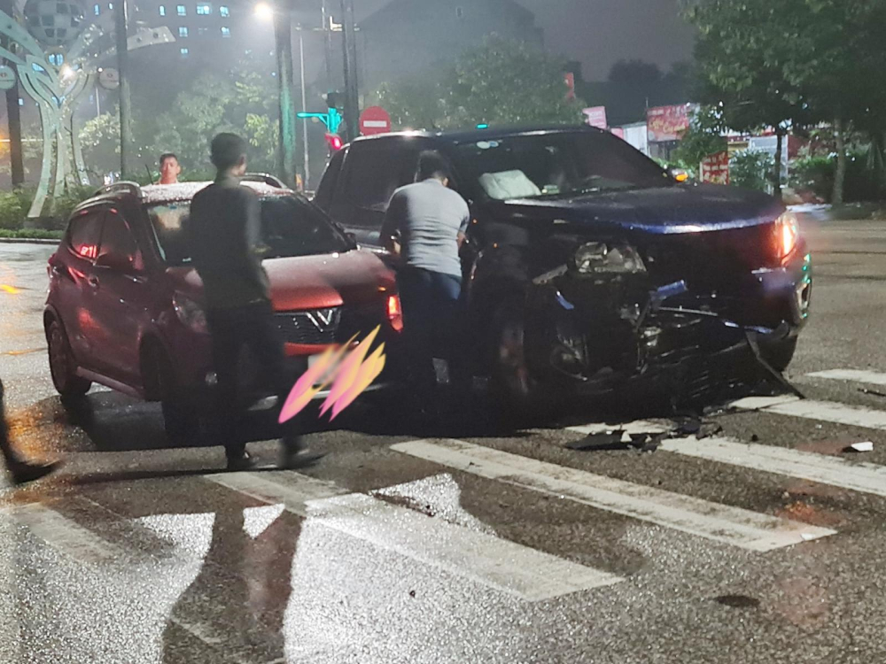 Nghệ An: Xe bán tải Nissan Navara vỡ nát hết đầu xe sau va chạm với VinFast Fadil Nghệ An: Xe bán tải Nissan Navara vỡ nát hết đầu xe sau va chạm với VinFast Fadil