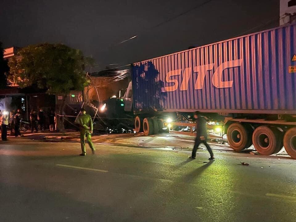 Lực lượng chức năng đang xử lý vụ việc Lực lượng chức năng đang xử lý vụ việc