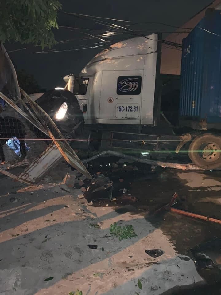 Hiện trường vụ tai nạn xe container tông trúng Toyota Vios và đẩy chiếc xe taxi này về trước, tông sập cửa cũng như mái hiên của nhà dân bên đường Hiện trường vụ tai nạn xe container tông trúng Toyota Vios và đẩy chiếc xe taxi này về trước, tông sập cửa cũng như mái hiên của nhà dân bên đường