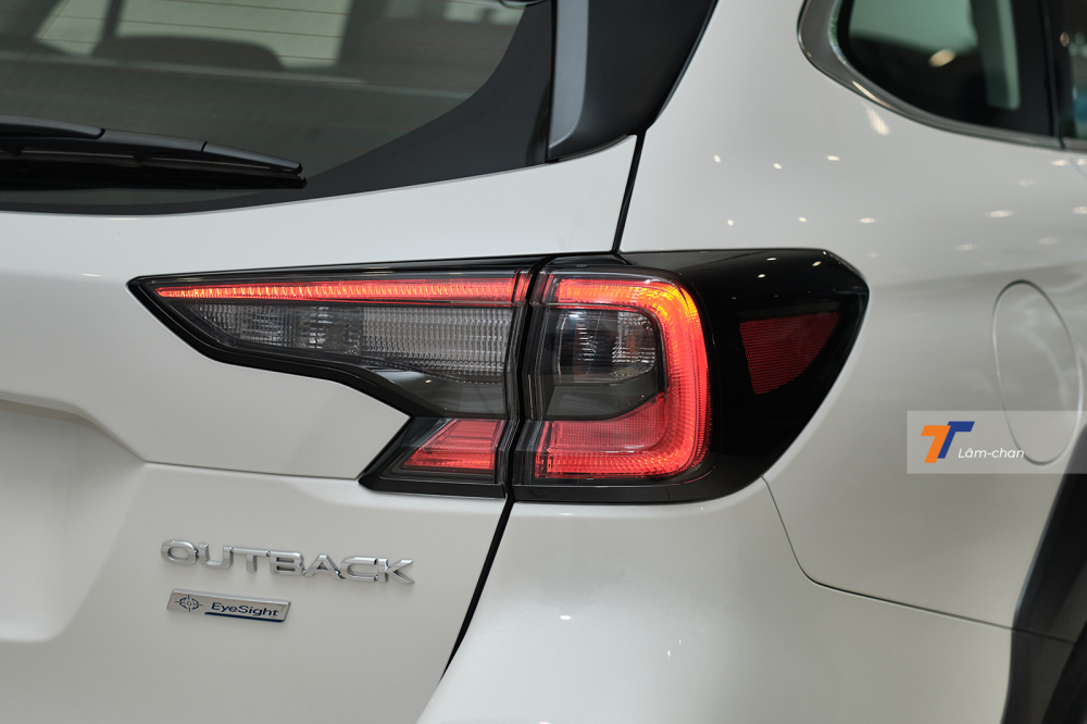 Đèn hậu của xe sử dụng bóng LED, có giao diện hình chữ “C”.