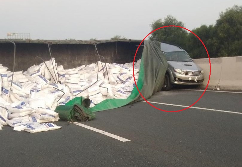 Chiếc Toyota Fortuner bị xe đầu kéo ép vào dải phân cách cứng Chiếc Toyota Fortuner bị xe đầu kéo ép vào dải phân cách cứng