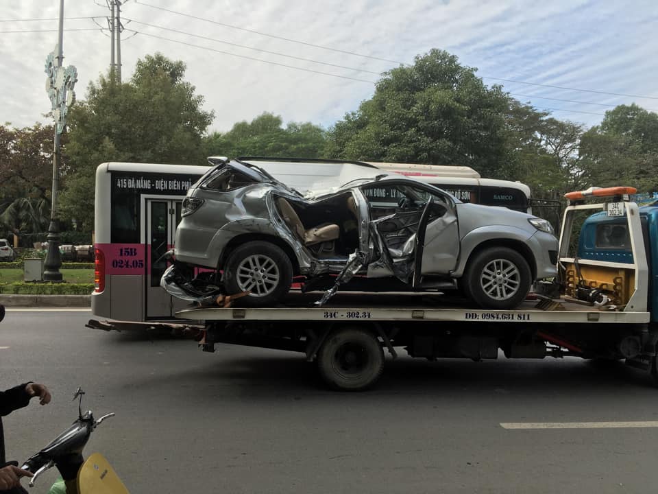 Chiếc Toyota Fortuner bị bẹp dúm sau vụ tai nạn Chiếc Toyota Fortuner bị bẹp dúm sau vụ tai nạn