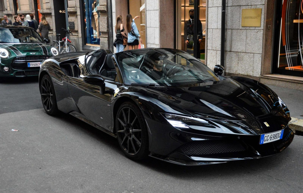 Một chiếc siêu xe Ferrari SF90 Stradale màu đen