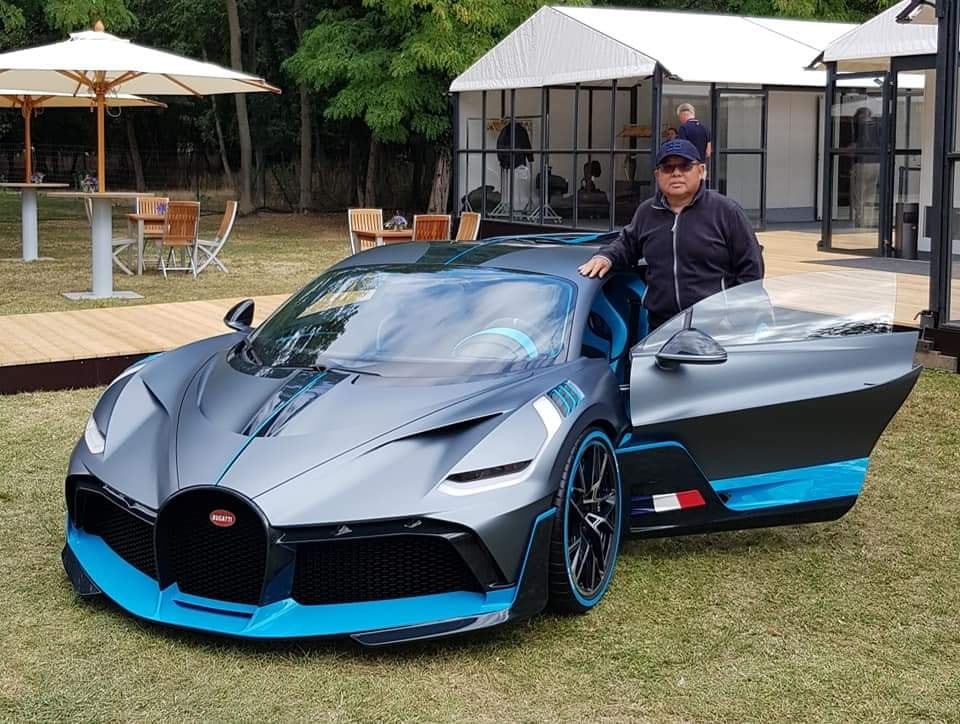 Đại gia Malaysia bên cạnh Bugatti Divo của mình tại trụ sở của hãng xe Pháp Đại gia Malaysia bên cạnh Bugatti Divo của mình tại trụ sở của hãng xe Pháp