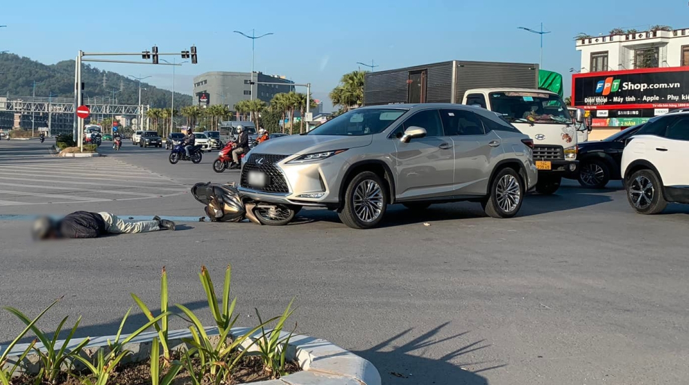 Xe máy va chạm với Lexus RX ở ngã tư, người đàn ông nằm úp mặt xuống đường, bất tỉnh Xe máy va chạm với Lexus RX ở ngã tư, người đàn ông nằm úp mặt xuống đường, bất tỉnh