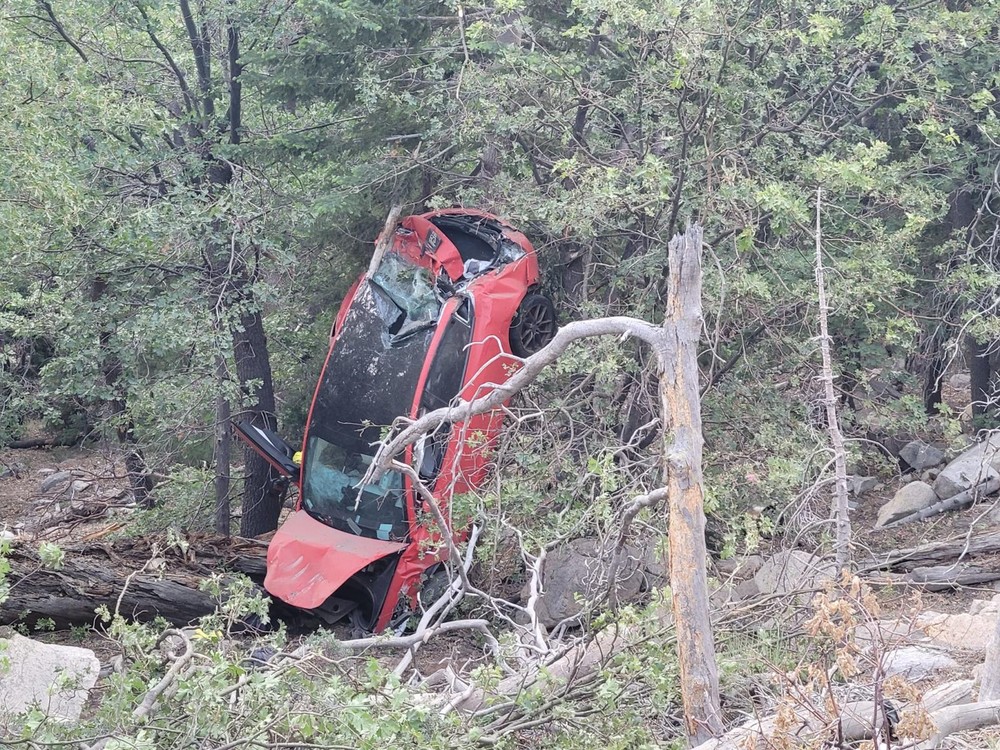 Chiếc Tesla Model 3 rơi xuống vách núi trong vụ tai nạn ở California, Mỹ