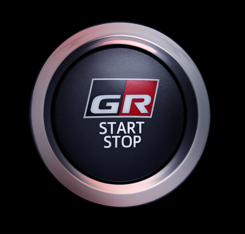 Logo GR trên nút bấm khởi động máy của Toyota Corolla Cross GR Sport 2022