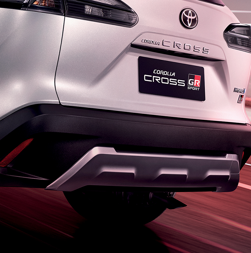 Ốp màu bạc dưới cản sau của Toyota Corolla Cross GR Sport 2022