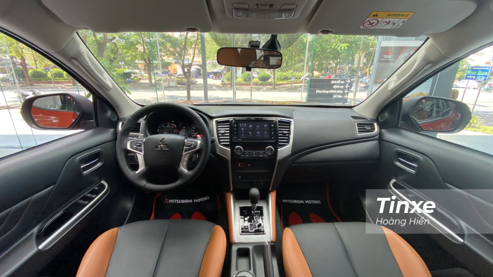 Tổng quan thiết kế nội thất của Mitsubishi Triton Athlete không có sự khác biệt nhưng được bổ sung thêm ghế bọc da 2 tông màu cam-đen đồng điệu với sơn ngoại thất.