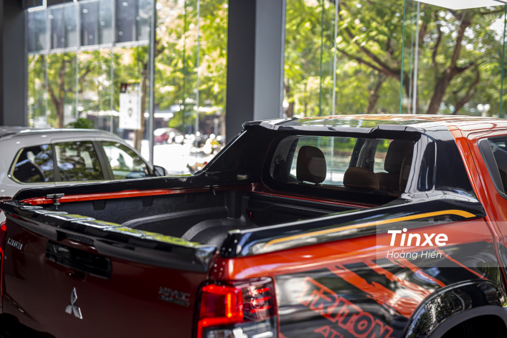 Thanh ngang thể thao phía sau thùng xe khiến Mitsubishi Triton Athlete dày dặn và mạnh mẽ đáng kể.