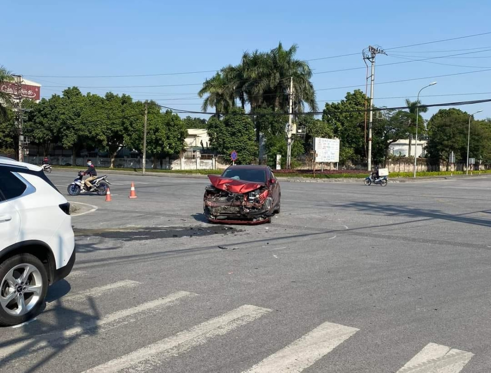 Hà Nam: Honda HR-V nát bét đầu xe sau khi tông vào bên hông xe VinFast LUX SA2.0