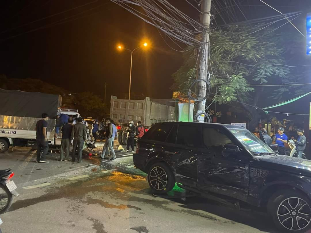 Thiệt hại của xe Range Rover cùng ô tô tải sau va chạm với nhau Thiệt hại của xe Range Rover cùng ô tô tải sau va chạm với nhau