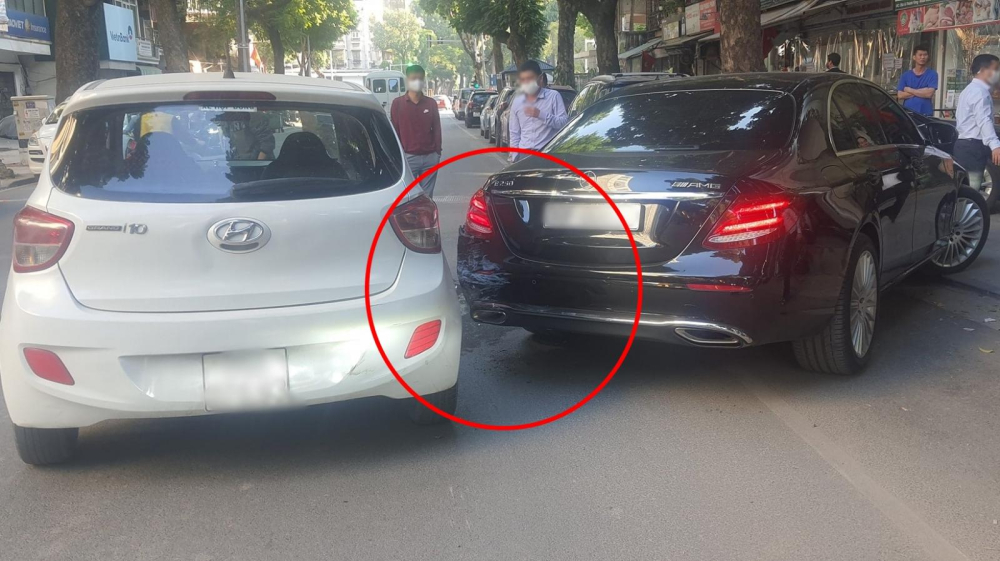 Va chạm với Mercedes-Benz E-Class trên phố, Hyundai Grand i10 vỡ nát 1 bên đầu xe Va chạm với Mercedes-Benz E-Class trên phố, Hyundai Grand i10 vỡ nát 1 bên đầu xe
