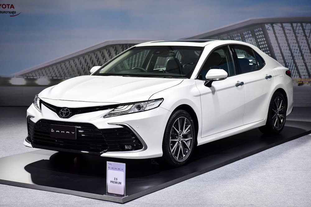 Toyota Camry 2022 thuộc bản nâng cấp giữa vòng đời với một chút thay đổi nhẹ về mặt thiết kế. Toyota Camry 2022 thuộc bản nâng cấp giữa vòng đời với một chút thay đổi nhẹ về mặt thiết kế.