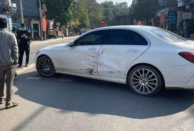 Xe máy tông móp cửa Mercedes-Benz đang quay đầu, cả 2 đều có lỗi Xe máy tông móp cửa Mercedes-Benz đang quay đầu, cả 2 đều có lỗi