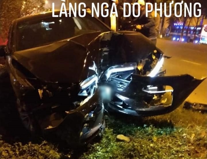 Bắc Ninh: Tông trúng trụ đèn, xe VinFast LUX A2.0 vỡ nát hết phần đầu xe Bắc Ninh: Tông trúng trụ đèn, xe VinFast LUX A2.0 vỡ nát hết phần đầu xe