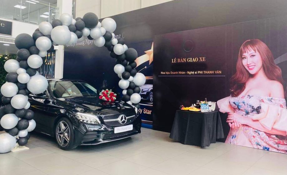 Mercedes-Benz C180 AMG là chiếc xe thứ 4 hiện nay mà Phi Thanh Vân sở hữu Mercedes-Benz C180 AMG là chiếc xe thứ 4 hiện nay mà Phi Thanh Vân sở hữu