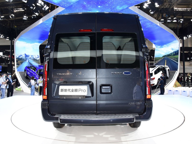 Thiết kế đằng sau của Ford Transit Pro tại Trung Quốc