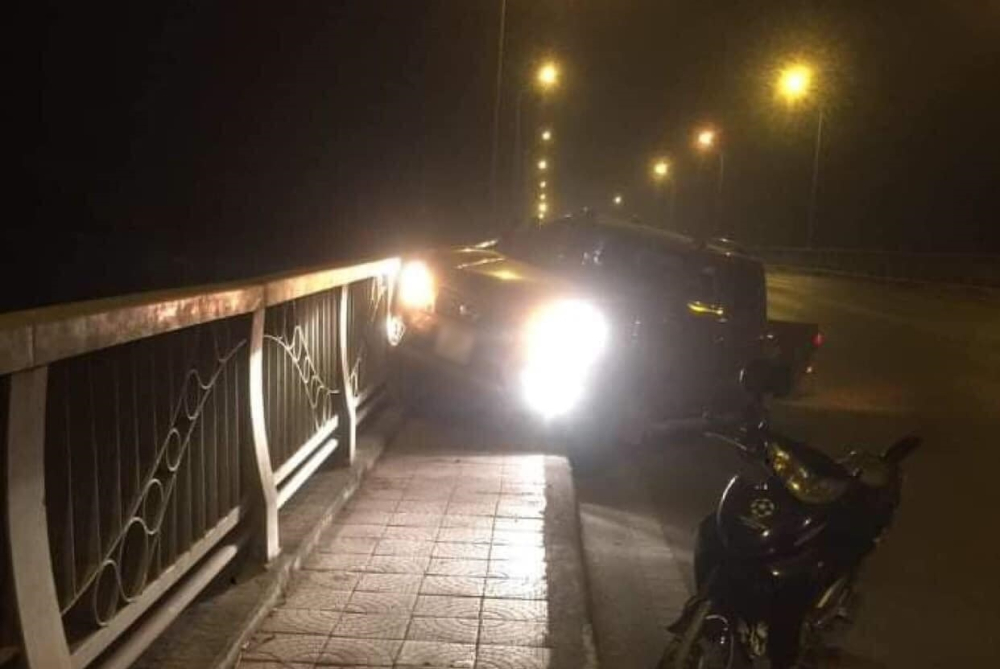 Chiếc xe bán tải lao lên thành cầu sau va chạm với xe Mazda