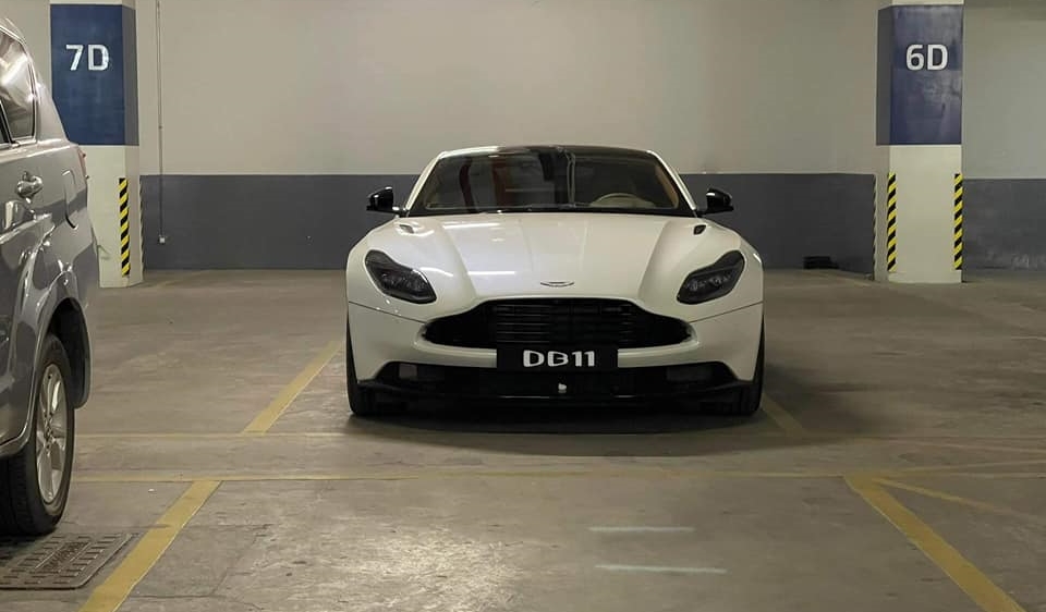 Hơn 2 năm về nước, Aston Martin DB11 màu trắng độc nhất về chung nhà cùng Lamborghini Huracan biển Đắk Lắk Hơn 2 năm về nước, Aston Martin DB11 màu trắng độc nhất về chung nhà cùng Lamborghini Huracan biển Đắk Lắk