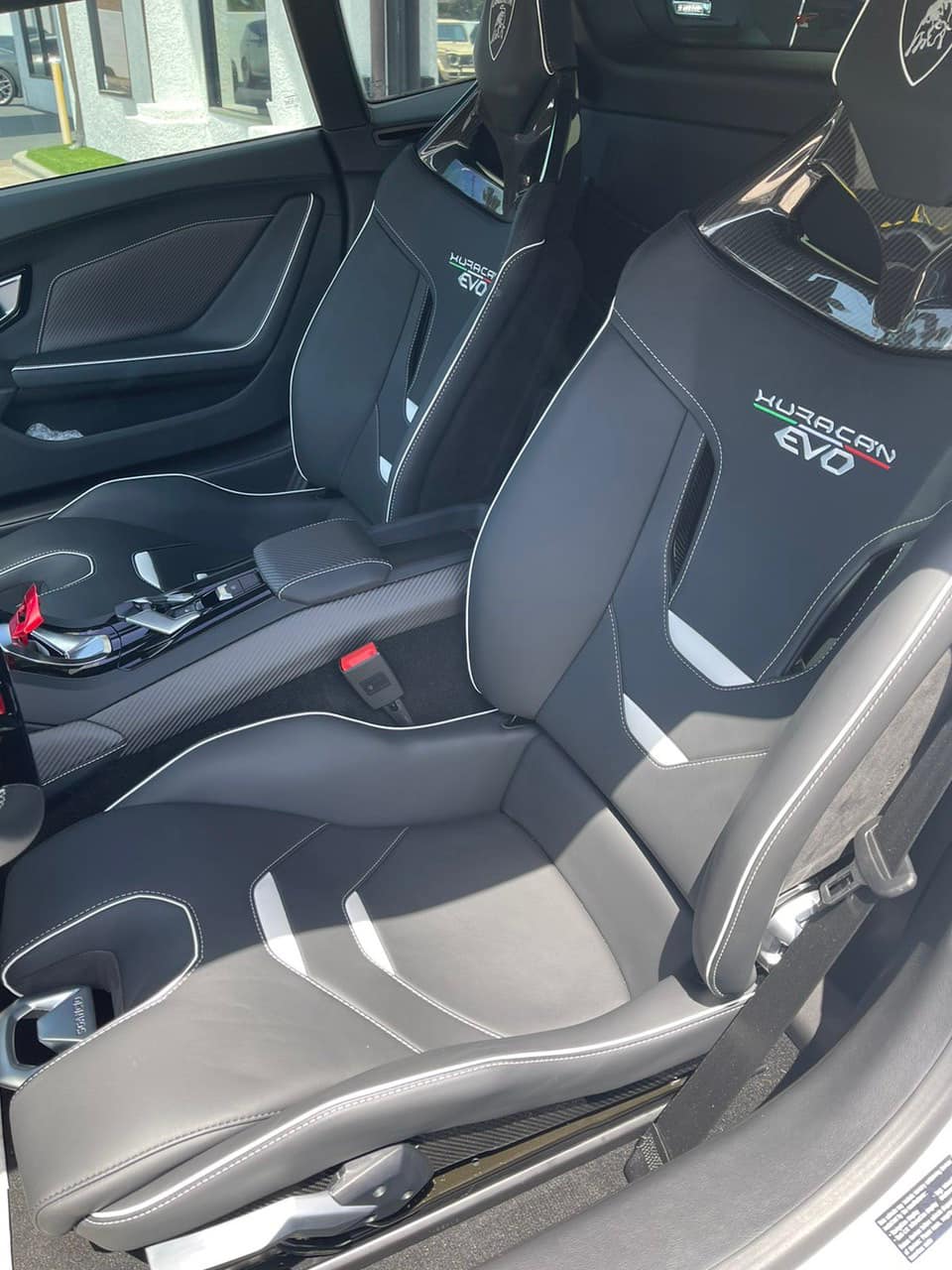 Nội thất siêu xe Lamborghini Huracan EVO RWD mới về nước Nội thất siêu xe Lamborghini Huracan EVO RWD mới về nước
