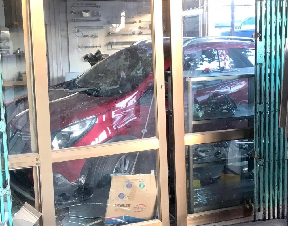 Nữ tài xế lao xe VinFast Fadil vào cửa hàng bán thiết bị vệ sinh