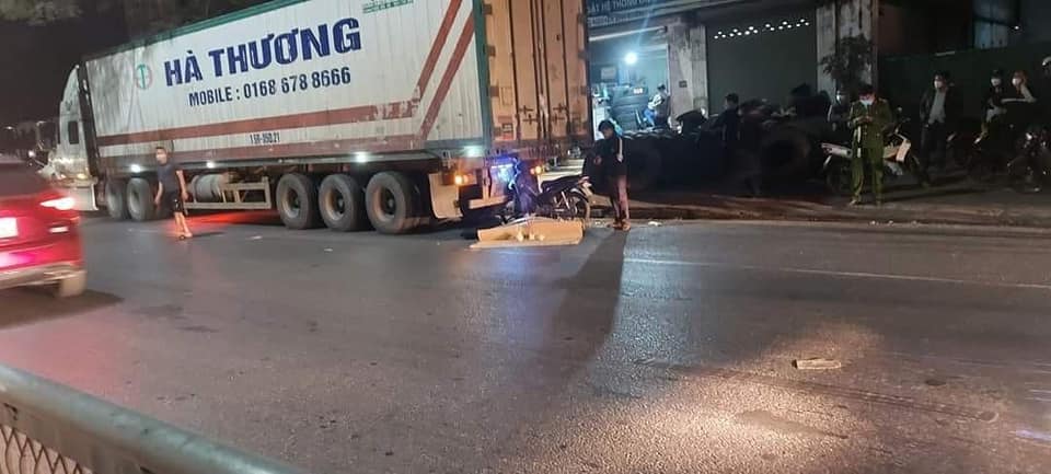Nam thanh niên tử vong tại chỗ sau khi tông đuôi xe container Nam thanh niên tử vong tại chỗ sau khi tông đuôi xe container