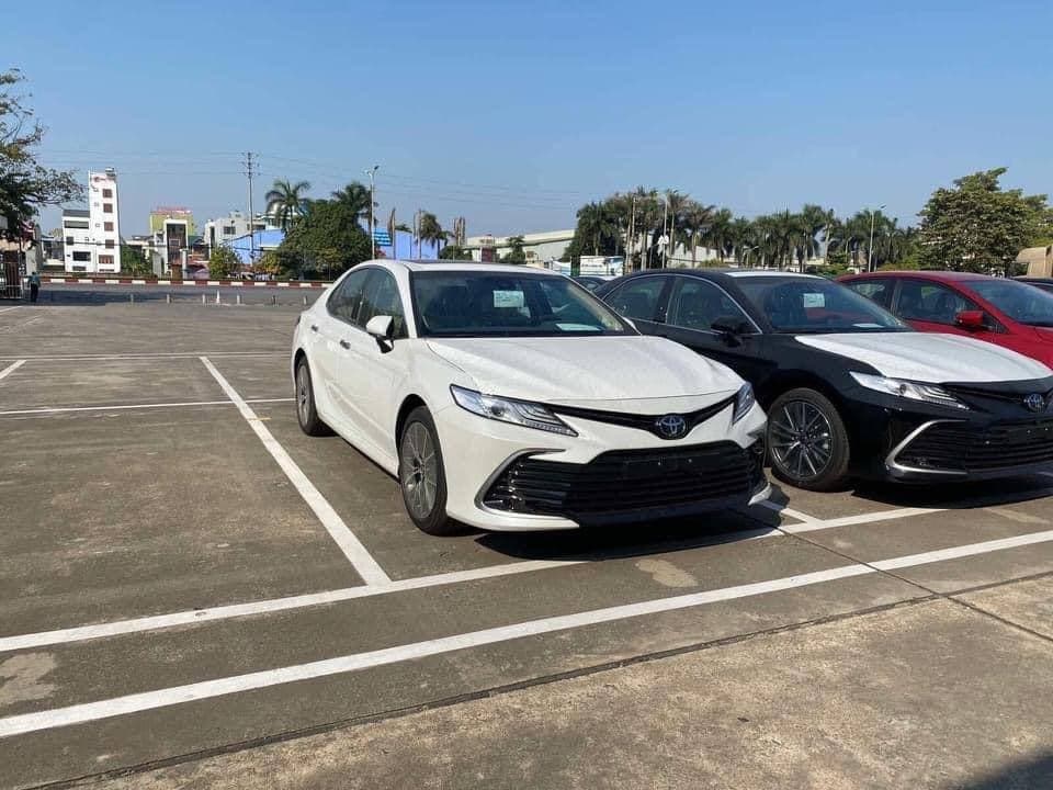 Toyota Camry 2022 thuộc bản nâng cấp giữa vòng đời, xe vẫn tiếp tục nhập khẩu nguyên chiếc từ Thái Lan. Toyota Camry 2022 thuộc bản nâng cấp giữa vòng đời, xe vẫn tiếp tục nhập khẩu nguyên chiếc từ Thái Lan.