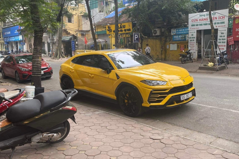 Lamborghini Urus đỗ trên đường phố Hà Nội với cặp gương được bảo vệ nghiêm ngặt