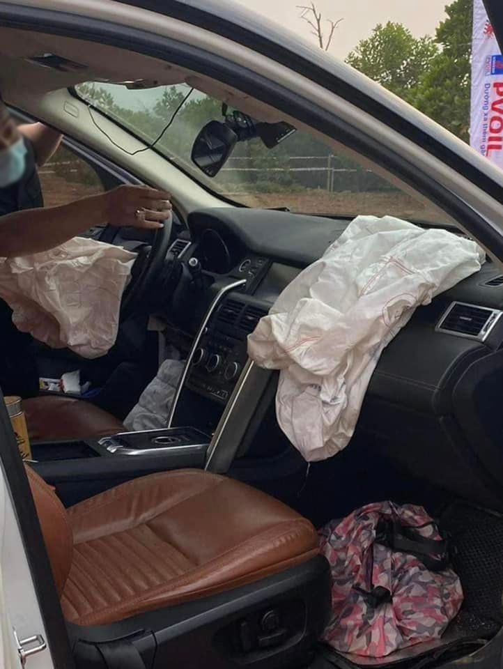 Các túi khí bên trong khoang lái xe Land Rover Discovery Sport bung ra Các túi khí bên trong khoang lái xe Land Rover Discovery Sport bung ra