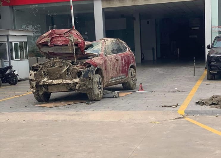 Và vận chuyển xe về xưởng dịch vụ của VinFast ở Thanh Hóa để đánh giá tình hình thiệt hại Và vận chuyển xe về xưởng dịch vụ của VinFast ở Thanh Hóa để đánh giá tình hình thiệt hại