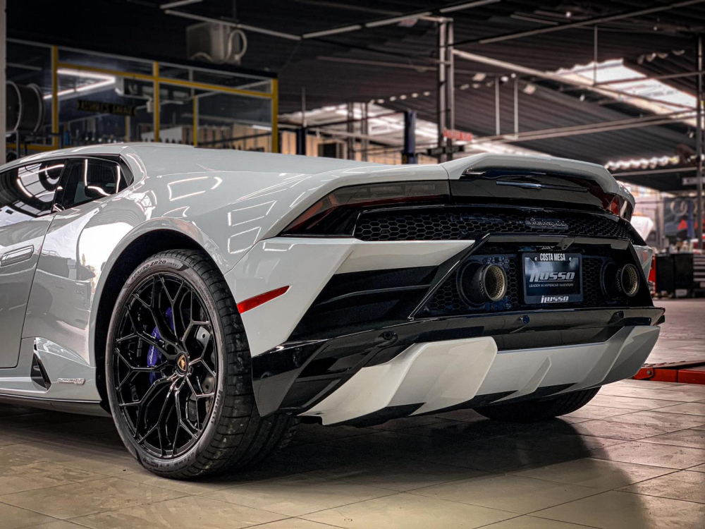 Siêu xe Lamborghini Huracan EVO RWD này có khuếch tán sau được sơn màu trắng Siêu xe Lamborghini Huracan EVO RWD này có khuếch tán sau được sơn màu trắng