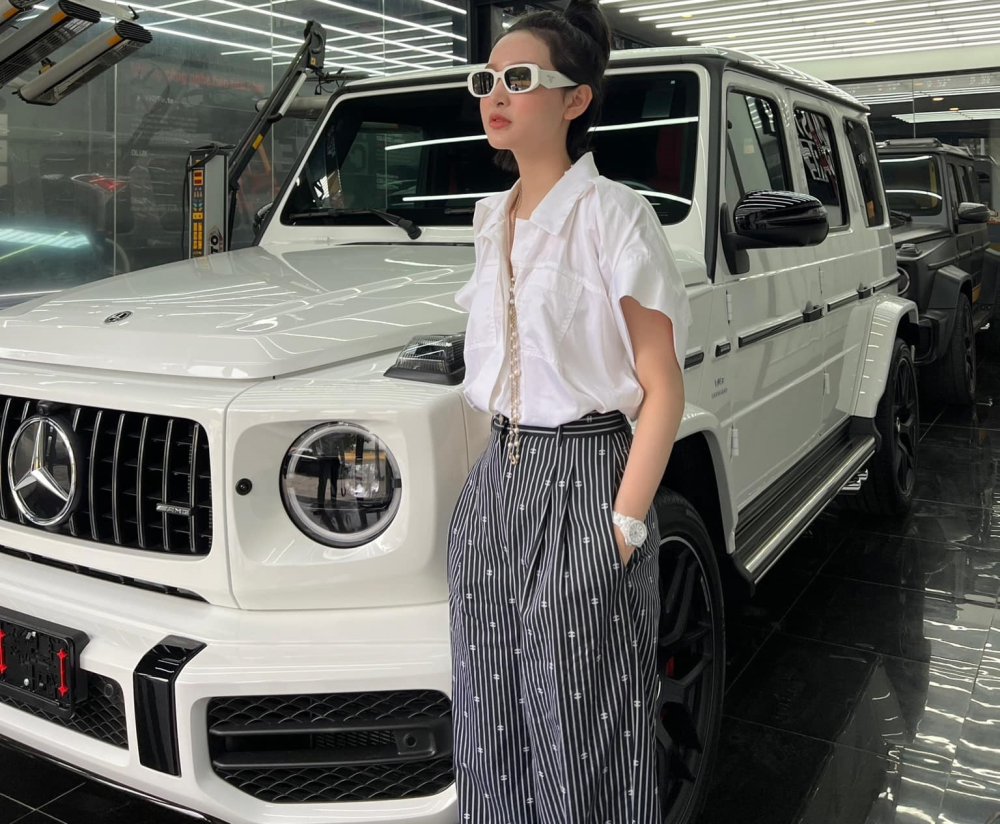 Nữ ca sĩ Hiền Hồ tậu xế khủng Mercedes-AMG G63 đời mới, giá hơn 11 tỷ đồng Nữ ca sĩ Hiền Hồ tậu xế khủng Mercedes-AMG G63 đời mới, giá hơn 11 tỷ đồng